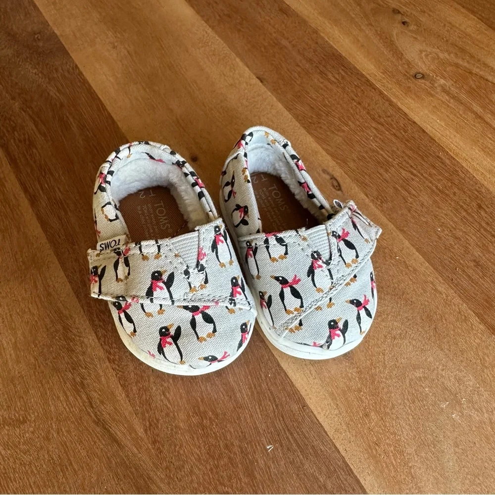 Toms Cream and Black Moccasins with Fringe